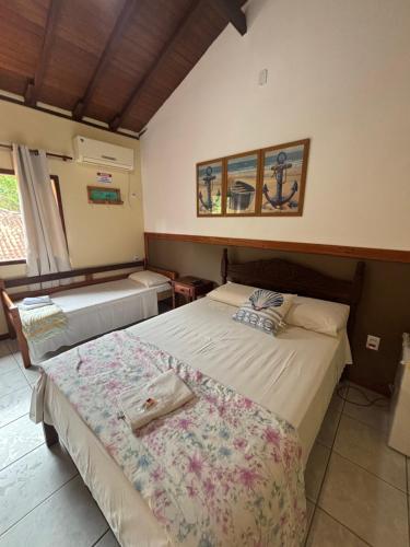 a bedroom with two beds in a room at FLATS e SUÍTES NATIVA in Paraty