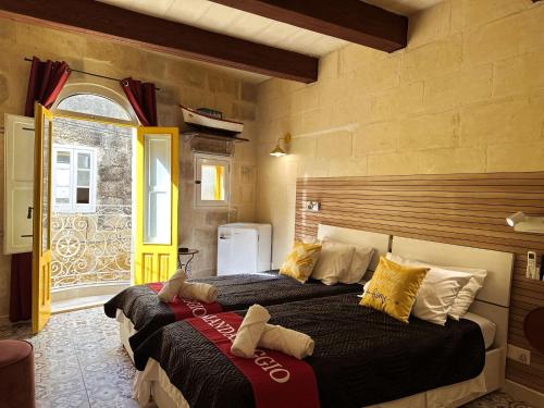a bedroom with two beds in a room at Mandaraggio Stays in Victoria