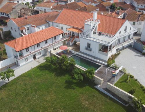 an aerial view of a house with a yard at Casa de Tent'tugal in Tentúgal
