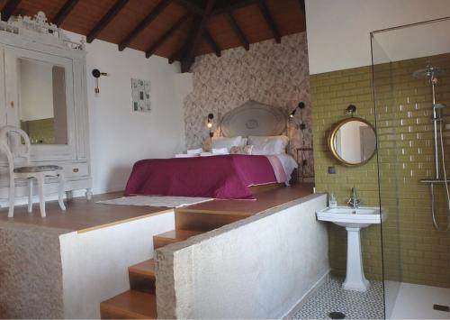 a bedroom with a bed and a sink and a shower at Casa de Tent'tugal in Tentúgal
