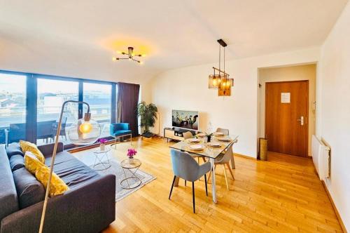 Central city 2 bedroom apartment with terrace and parking