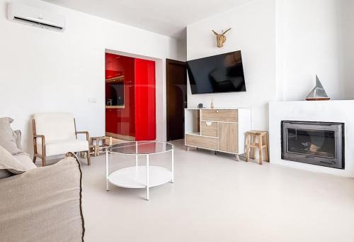 Sunny Villa & Rooftop Near Beach REMS