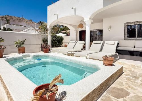 Sunny Villa & Rooftop Near Beach REMS
