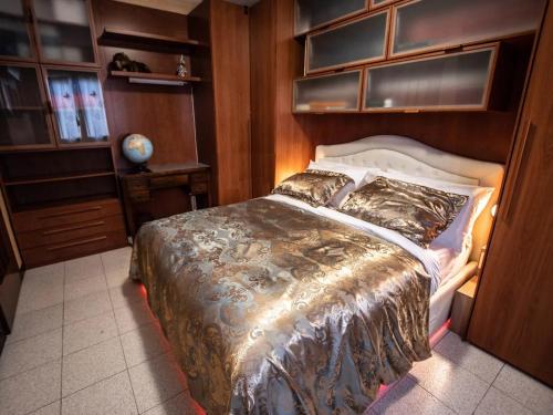 a bedroom with a large bed in a room at Frank & Giuly House in Rivoli