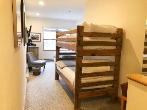 a bedroom with two bunk beds in a room at Bear Creek Lodge 209C in Telluride