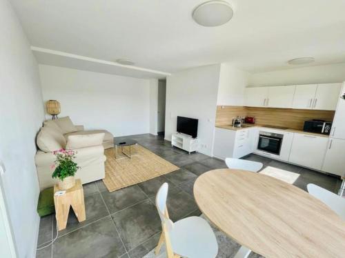 Bright 1 bedroom with a private terrace