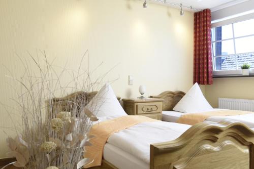 a bedroom with two beds and a couch at Gasthof Robens in Dormagen