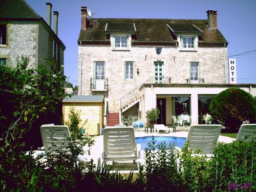 un groupe de chaises assises devant une maison dans l'établissement Hôtel du Puy d'Alon, à Souillac