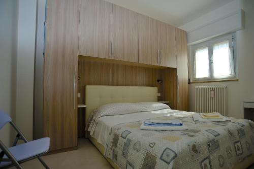 San Colombano al LambroにあるBed & Breakfast Sforza 19のベッドルーム1室(大型ベッド1台、木製ヘッドボード付)