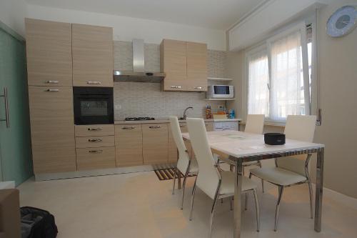 een keuken met een tafel en stoelen in een kamer bij Bed & Breakfast Sforza 19 in San Colombano al Lambro