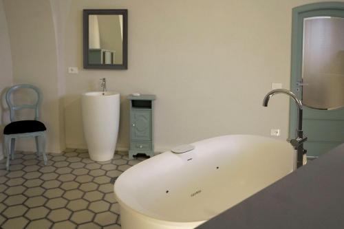 a bathroom with a bath tub and a sink at Viaggio Homes Appartamenti da 60 m2 con Jacuzzi Hammam Cucina Patio con Aperitivo di Benvenuto in Faiano