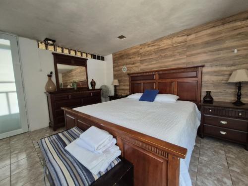 Tempat tidur dalam kamar di Cozy Corner w/private pool