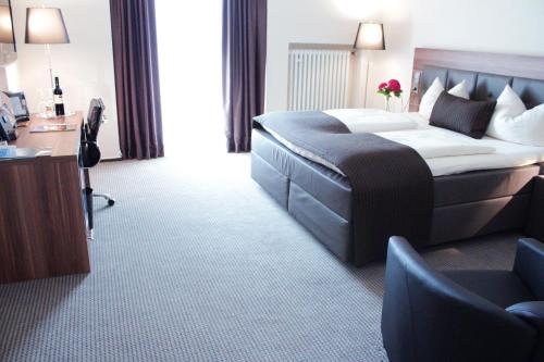 a hotel room with a bed and a desk at Schlosshotel Kassel in Kassel