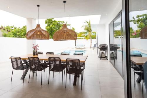 a dining room with a table and chairs at Casa Familia in Grote Berg
