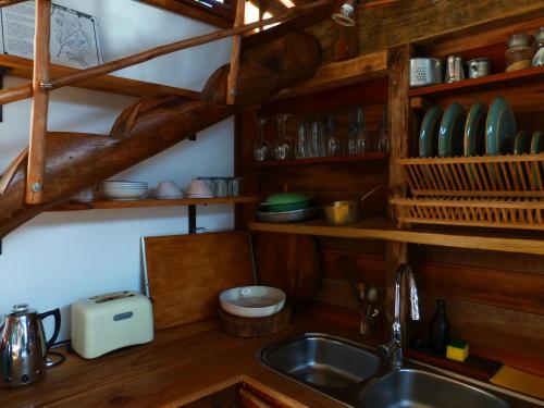 Ett kök eller pentry på Boutique Vintage Forest Cabin
