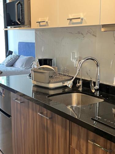 a kitchen counter top with a sink and a sink at Suite en Ciudad de México céntrico in Mexico City