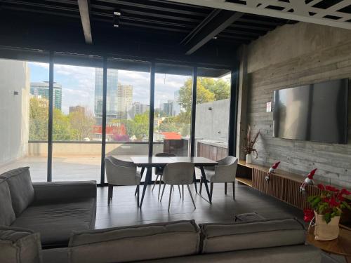 a living room with a couch and a table with chairs at Suite en Ciudad de México céntrico in Mexico City
