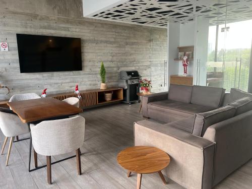 a living room with a couch and a tv at Suite en Ciudad de México céntrico in Mexico City