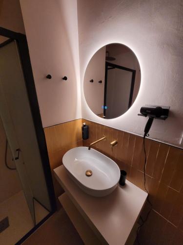 un bagno con lavandino bianco e specchio di Hotel Elimo a Erice