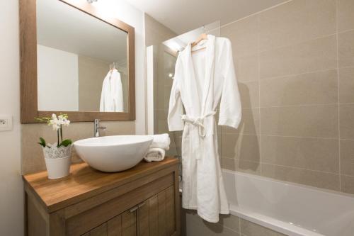 une salle de bain avec un lavabo blanc et un miroir dans l'établissement K2 by Alpine Resorts, aux Gets