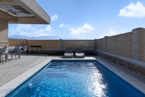 a swimming pool on the roof of a house at וילה פאן 4 חדרי שינה בריכה מחוממת Villa Fun 4 BR Heated Pool in Eilat
