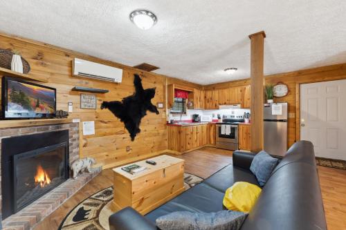 BEAR BOTTOMS Studio Twin Cabin HotTub TV Wifi photo 18