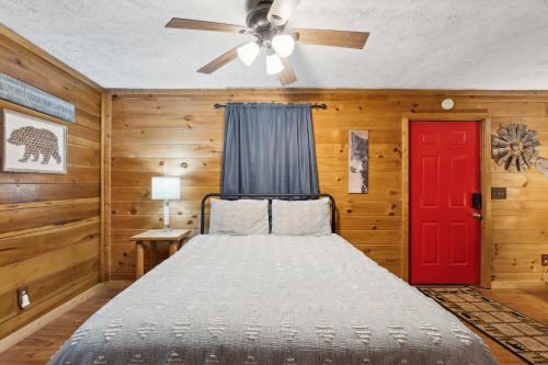 BEAR BOTTOMS Studio Twin Cabin HotTub TV Wifi photo 3