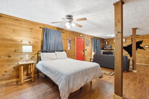 BEAR BOTTOMS Studio Twin Cabin HotTub TV Wifi photo 15