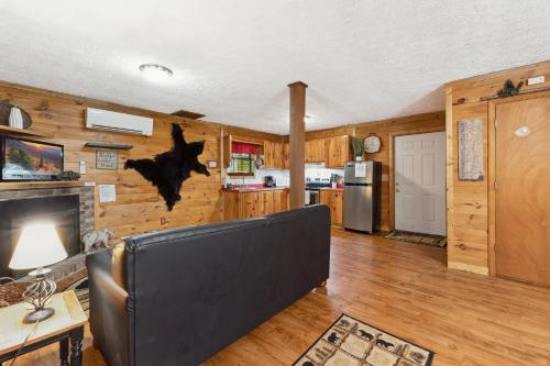 BEAR BOTTOMS Studio Twin Cabin HotTub TV Wifi photo 12