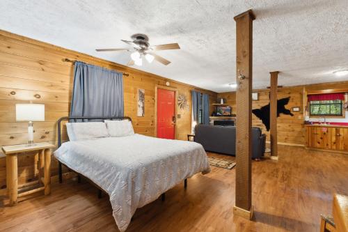 BEAR BOTTOMS Studio Twin Cabin HotTub TV Wifi photo 14