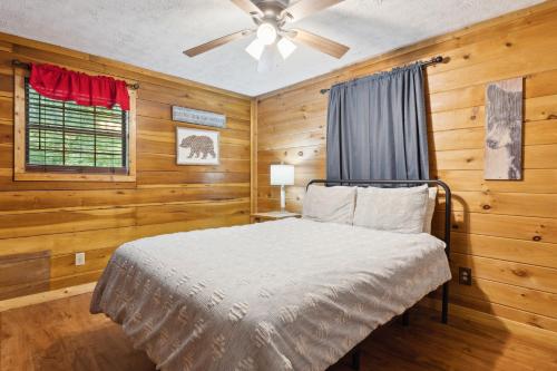 BEAR BOTTOMS Studio Twin Cabin HotTub TV Wifi photo 25