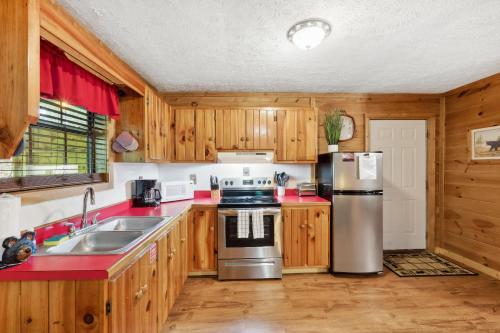 BEAR BOTTOMS Studio Twin Cabin HotTub TV Wifi photo 19
