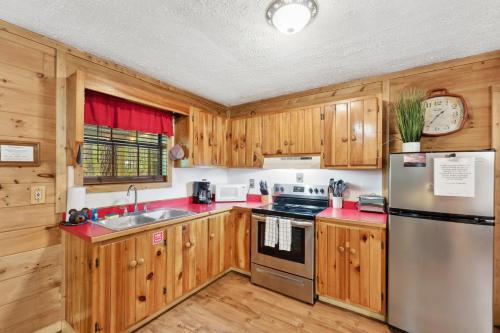 BEAR BOTTOMS Studio Twin Cabin HotTub TV Wifi photo 20