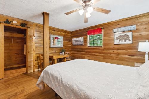 BEAR BOTTOMS Studio Twin Cabin HotTub TV Wifi photo 26