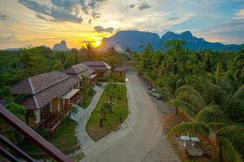 una vista aérea de un complejo con palmeras en Palms Hill Resort en Phangnga
