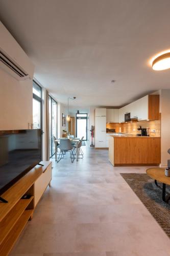 a large living room with a table and a kitchen at Das Chalet in Himmelkron
