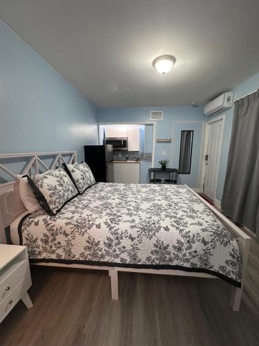 a bedroom with a large bed with a floral bedspread at Cozy room close to everything, 5min to the airport in Miami
