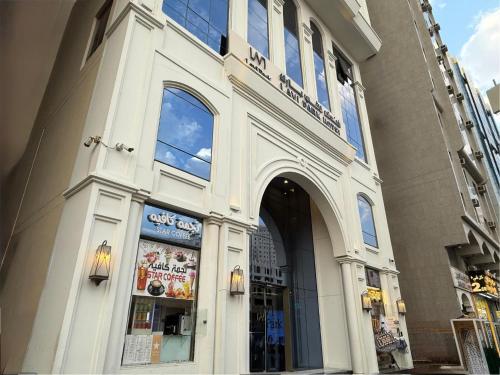 a store front of a building with a window at فندق لافي بارك in Mecca