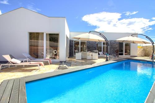 בריכת השחייה שנמצאת ב-Charming villa Darte with private pool near Rovinj, extra pool heating available או באזור