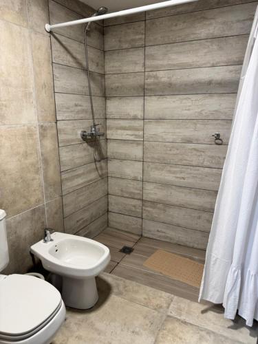 a bathroom with a toilet and a shower at Vicente apart 2 - CON COCHERA in Villa María