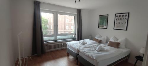 a living room with a couch and a window at Liberty Hafen - Arbeiten, Ankommen, Wohlfühlen in Bremerhaven