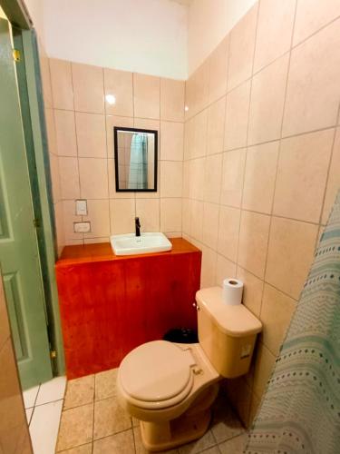 łazienka z toaletą i umywalką w obiekcie Hostal El Rio w mieście León