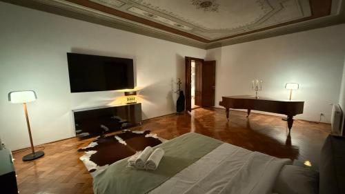 a living room with a bed and a piano at Studio Balcescu in Sibiu