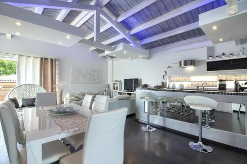 a kitchen and living room with a table and chairs at Charming villa Darte with private pool near Rovinj, extra pool heating available in Kanfanar
