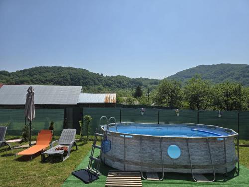 Swimmingpoolen hos eller tæt på Cazare la fermă