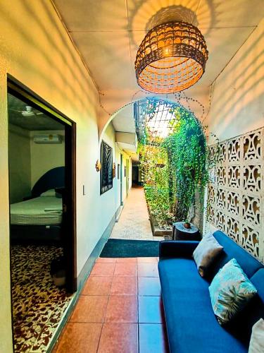 salon z niebieską kanapą w pokoju w obiekcie Hostal El Rio w mieście León