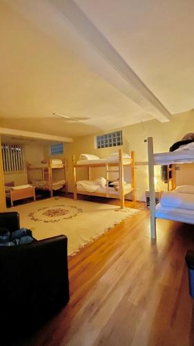 Kama o mga kama sa kuwarto sa Hostel 8