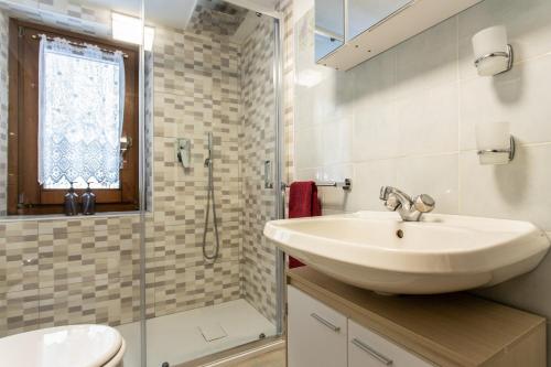 a bathroom with a sink and a shower at Casa di Maen in Valtournenche