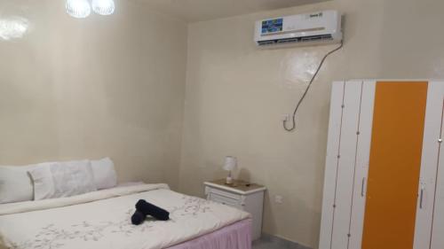 una camera da letto con un letto su cui è appoggiato un cappello di Villa Laila a Sabkhah