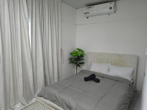 una camera da letto con un letto su cui è appoggiato un cappello di Villa Laila a Sabkhah